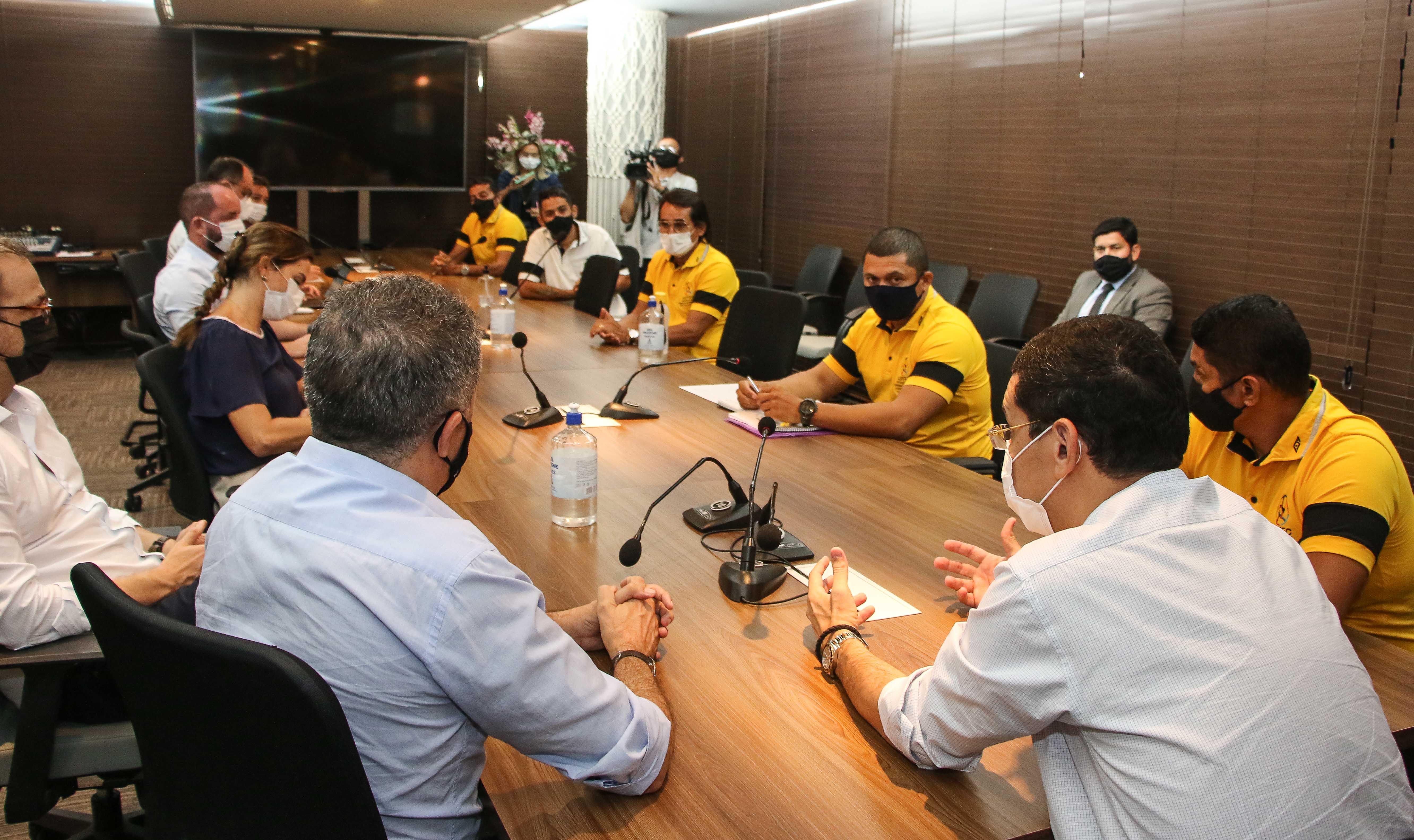 grupo de pessoas numa mesa de reunião